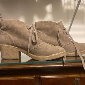 Ankle high lace up shoes rubber sole suede